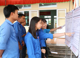Đông đảo đoàn viên thanh niên trên địa bàn đến tìm hiểu thông tin việc làm, học nghề tại Phiên giao dịch việc làm thành phố Hòa Bình năm năm 2016.

